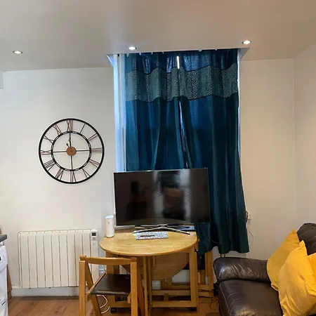 Basic One Bed Comfy Apt Aberdeen Exterior photo